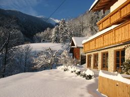Aussenansicht unserer Ferienwohnung "Traumhaftes Bergpanorama" im Winter